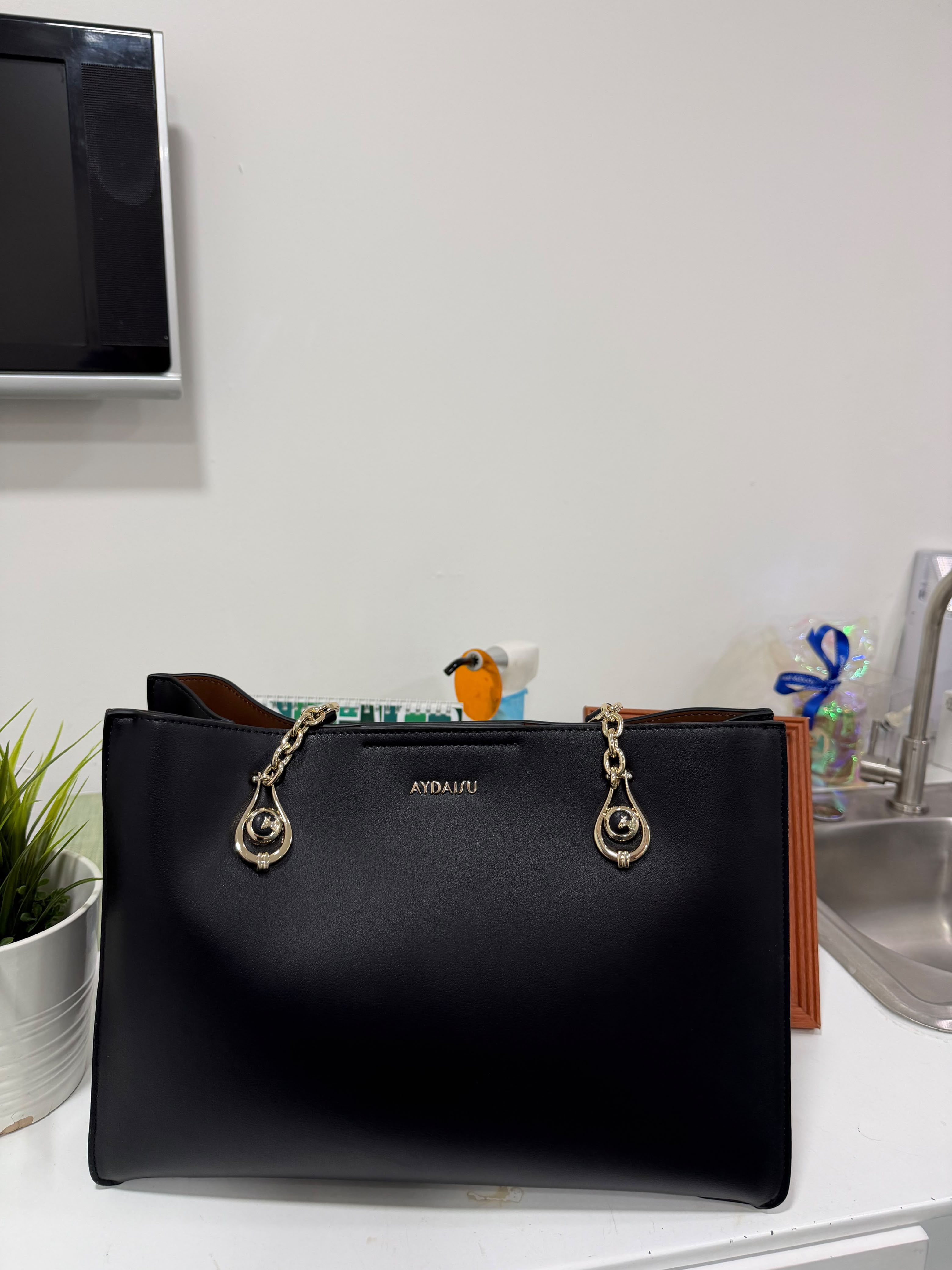 Shopper Negra con Cadena Dorada